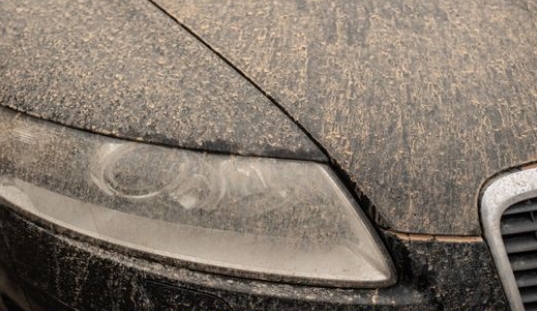 Saharastaub auf dem Auto ohne Kratzer entfernen